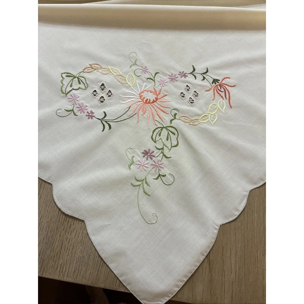 VTG Embroidered Tablecloth & 8 Napkins Cream  Cotton 64x80